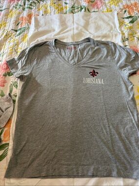 Women’s Louisiana Gray V-Neck T-Shirt with Fleur-de-Lis size large